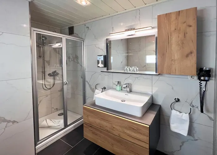 מלון Schlossblick Chiemsee 3*